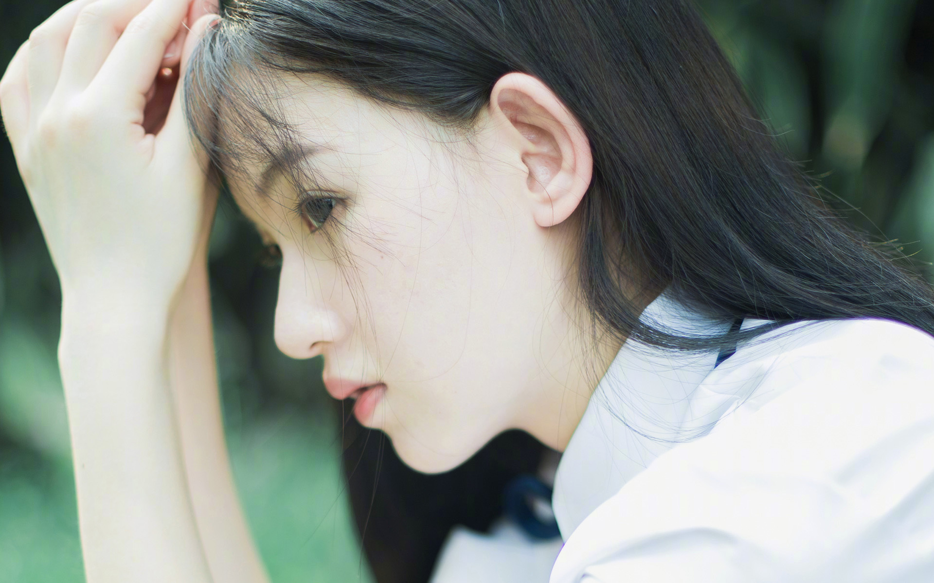 《赛场外的故事：幕后工作人员的平凡与执着》，赛场内外的英文