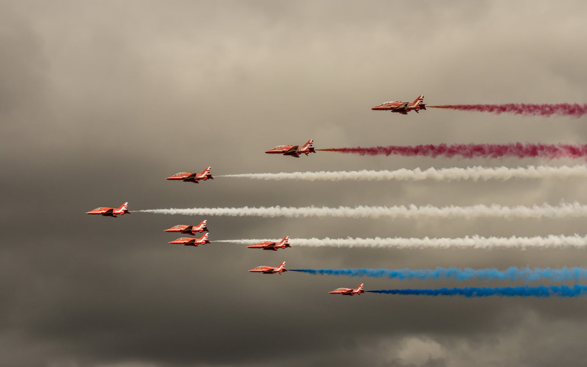 爱游戏登录入口-球队赞助商发布限量联名产品，粉丝抢购风潮再起，球队赞助商怎么赚钱