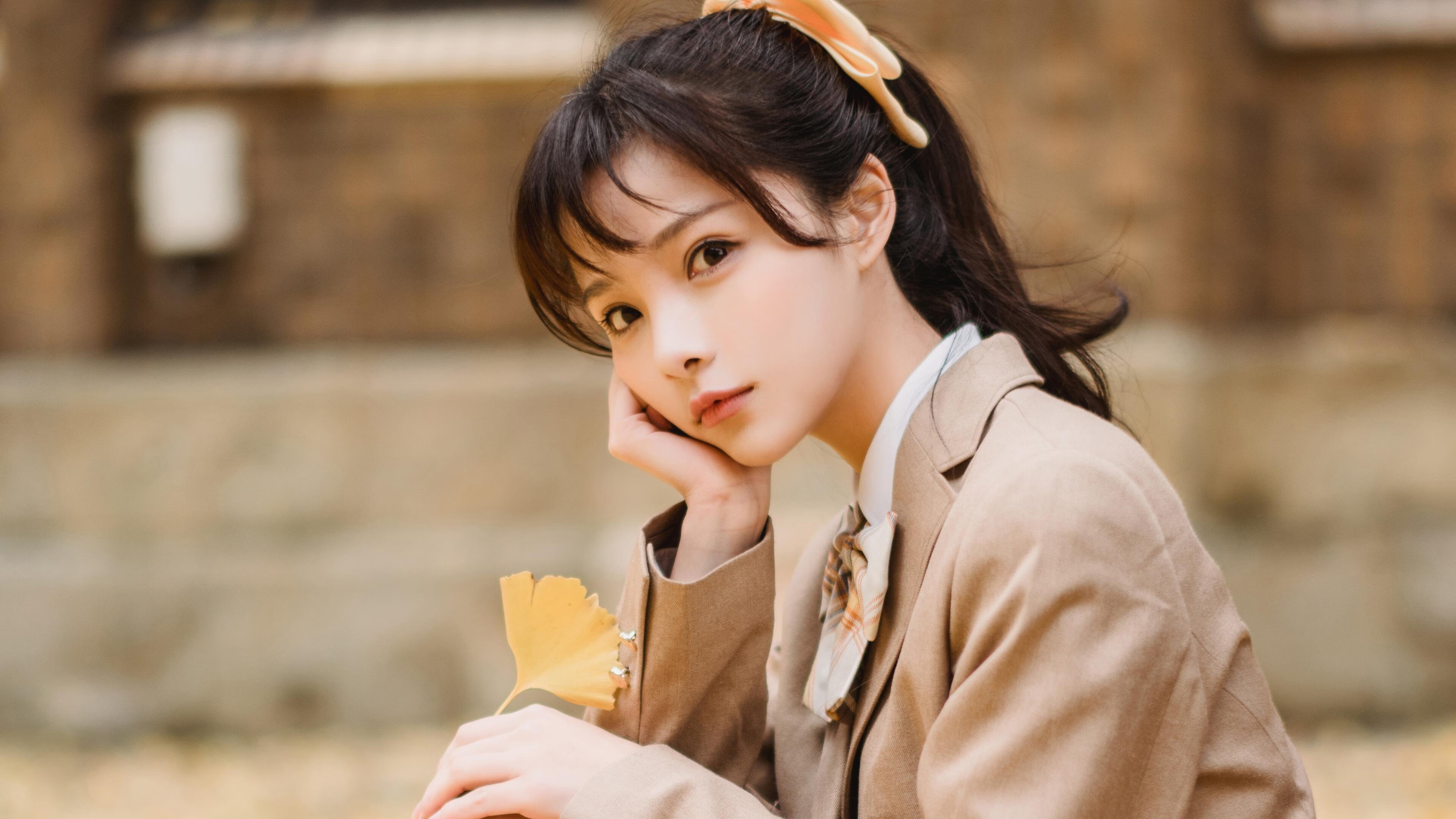 篮网球员训练中展示高难度转身上篮动作，篮网球员入场