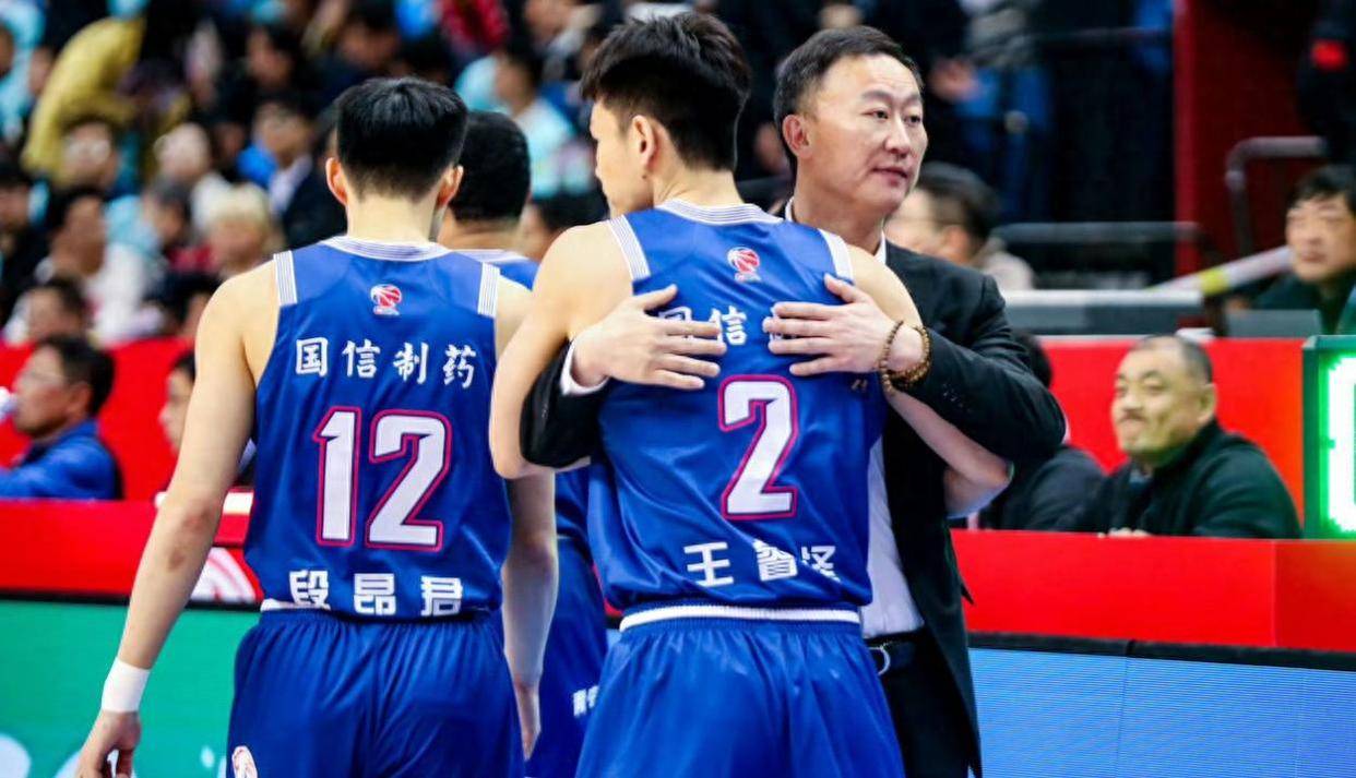 关于AYX爱游戏：中国男篮新帅面临挑战，重建之路道阻且长的信息